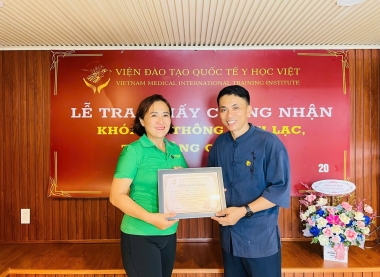LỄ TRAO CHỨNG NHẬN KHÓA HỌC TRUYỀN NGHỀ DƯỠNG SINH TRỊ LIỆU K18